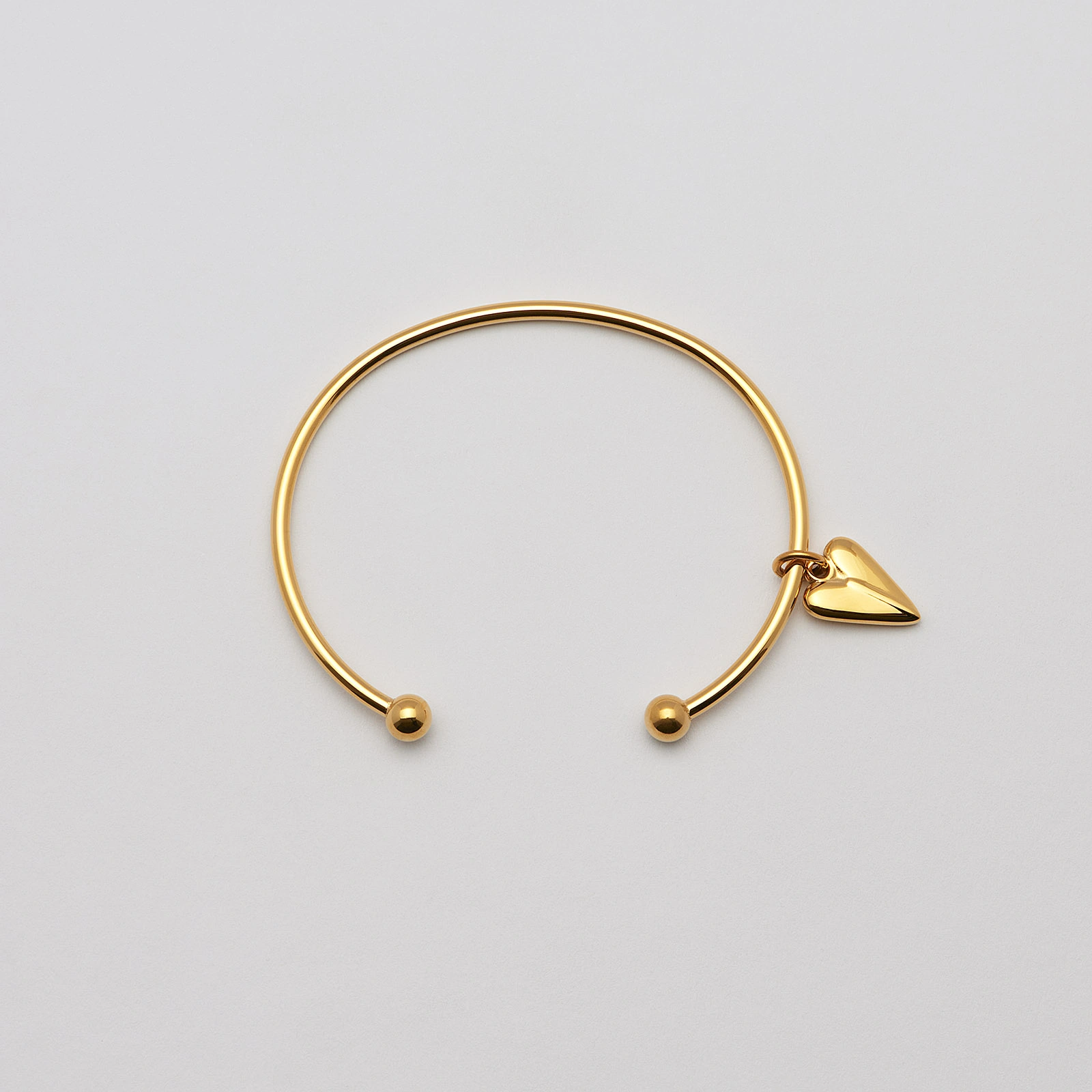 Armband i guldpläterat stål, bangle hjärta - 66,5 mm
