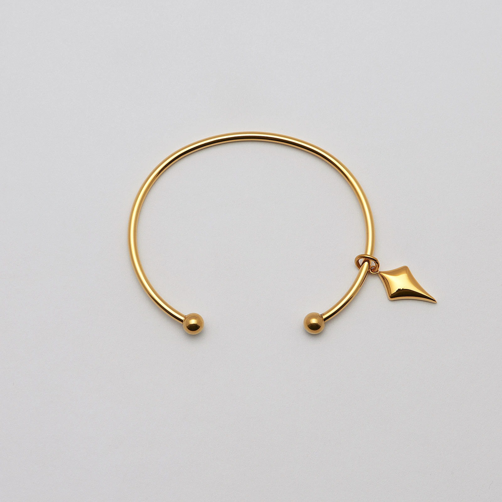 Armband i guldpläterat stål, bangle pil- 66,5 mm