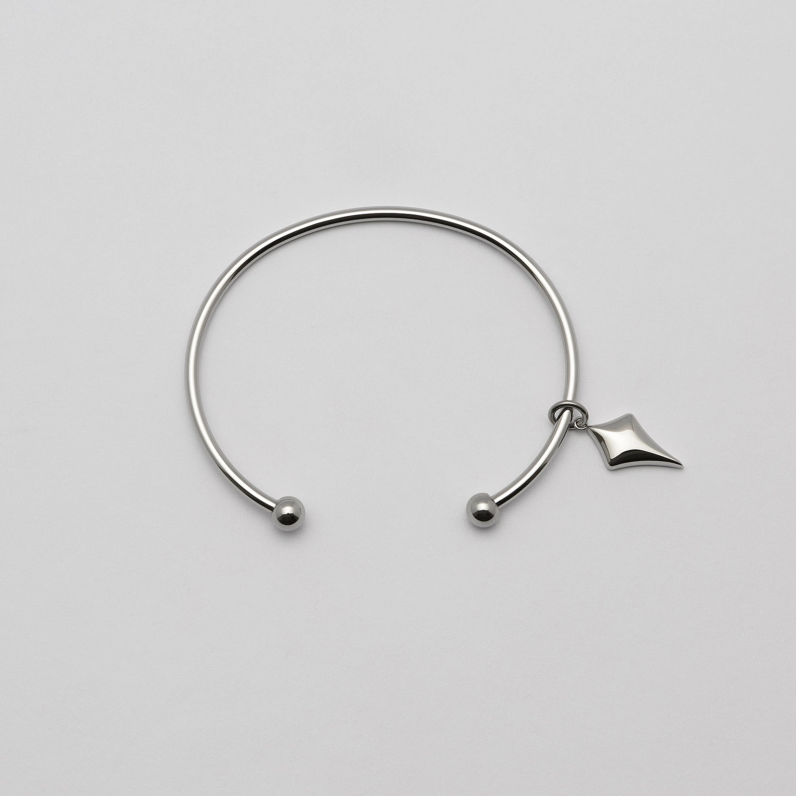 Armband i stål, bangle med pil - 2,5 mm x 66,5 mm