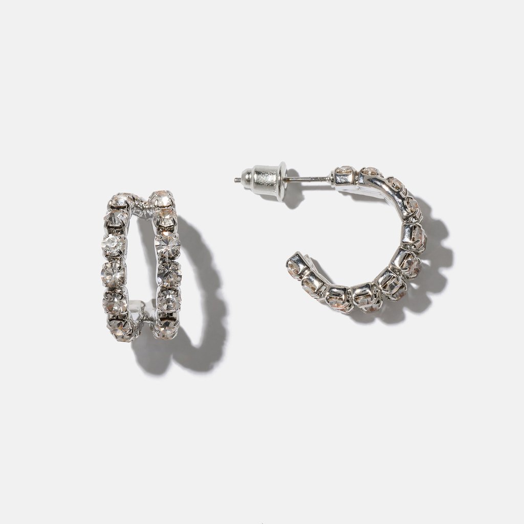 Silverfärgade örhängen, vita stenar - hoops 15 mm