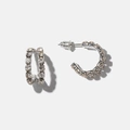 Silverfärgade örhängen, vita stenar - hoops 15 mm