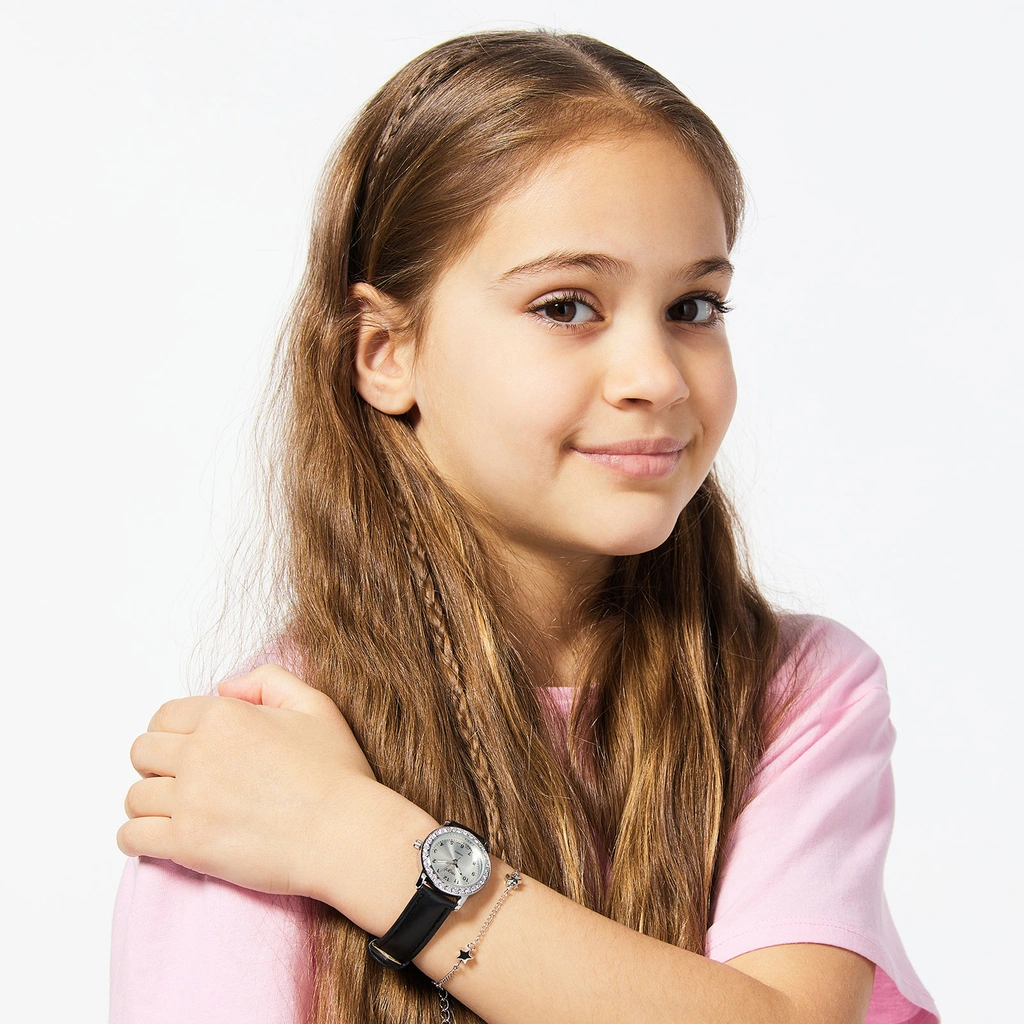 Svart barnklocka och armband i presentask