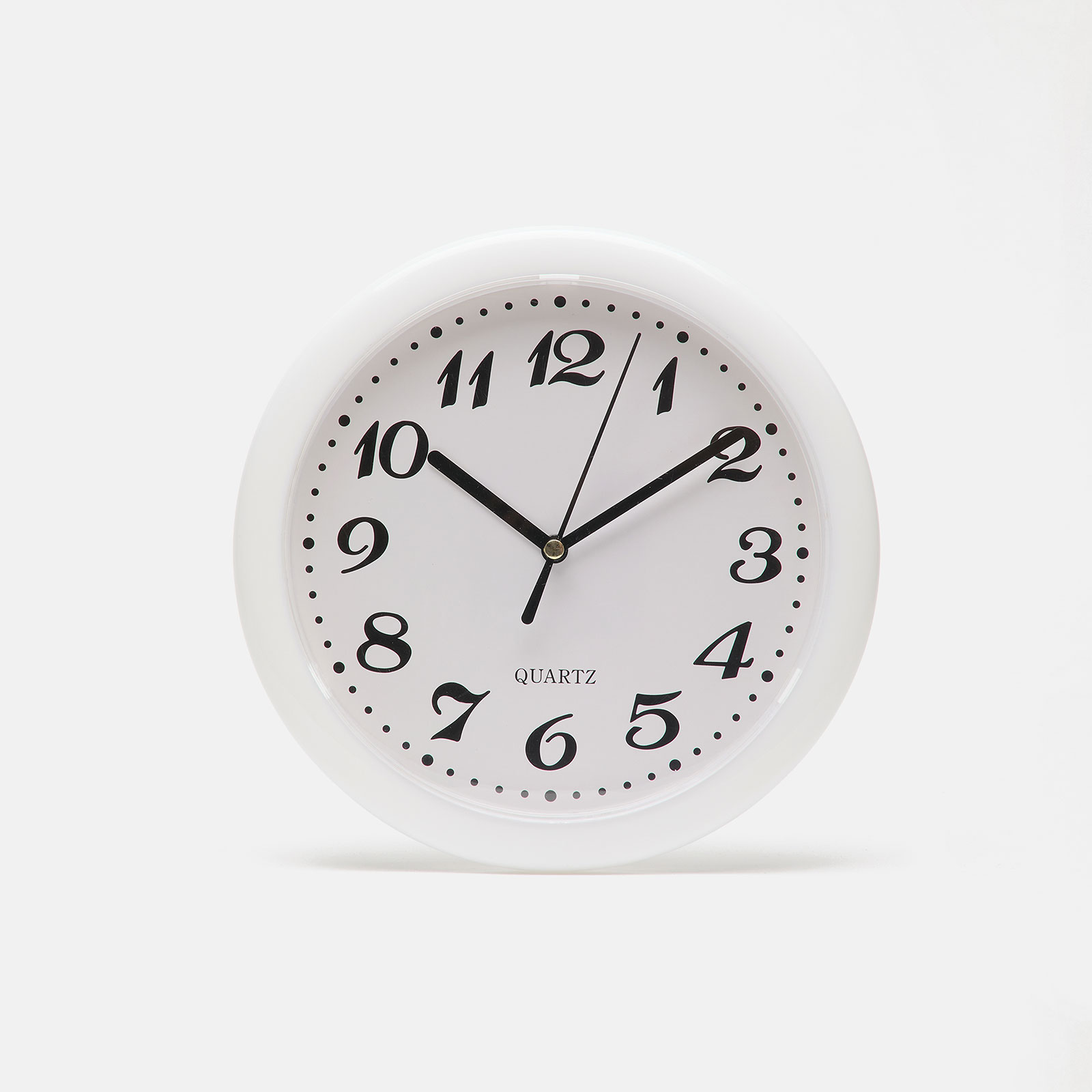 Väggklocka - vit plast, 20 cm