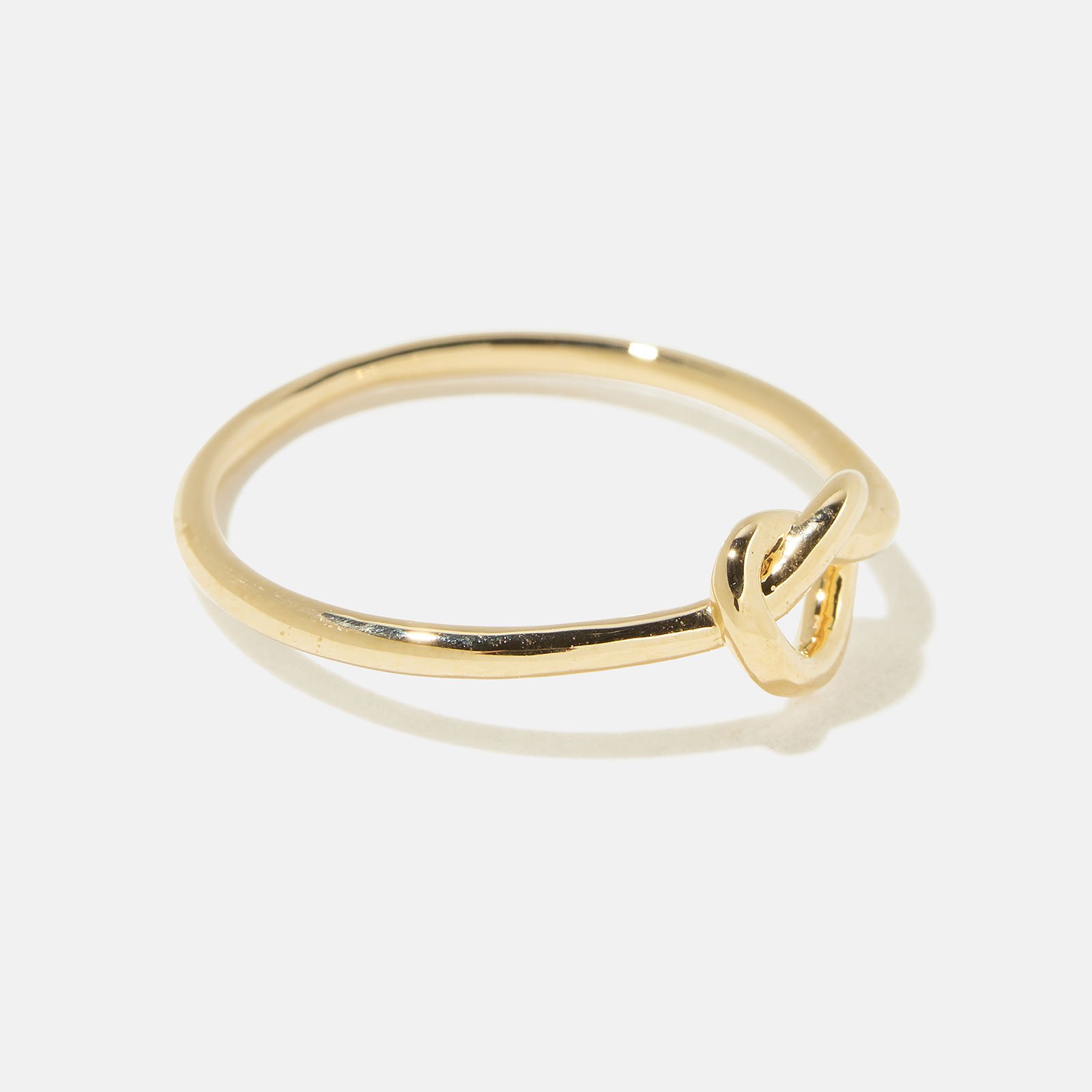 18k guldpläterad ring med knut