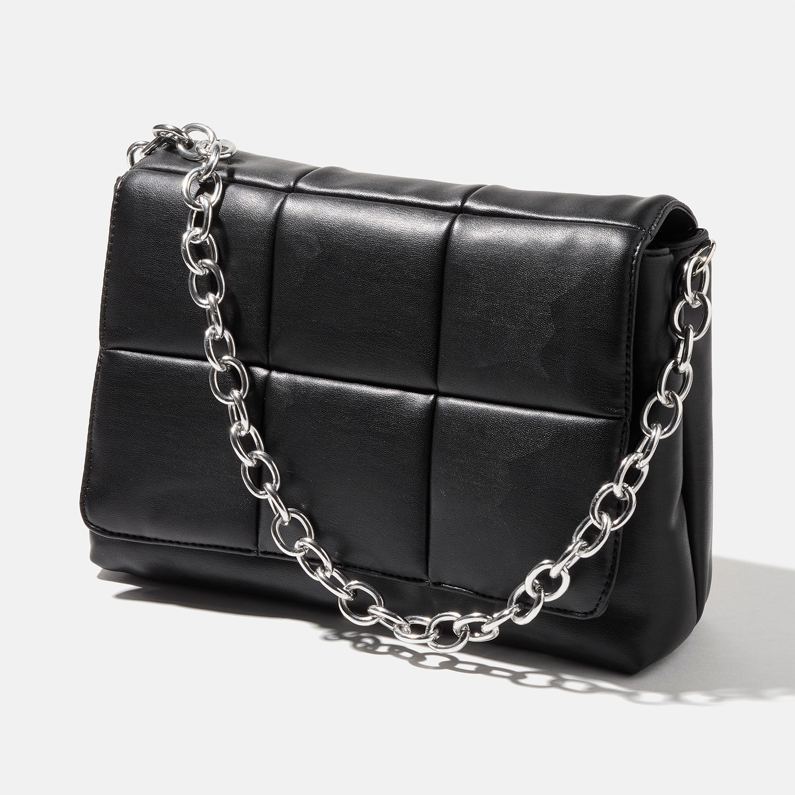 Svart mönstrad väska