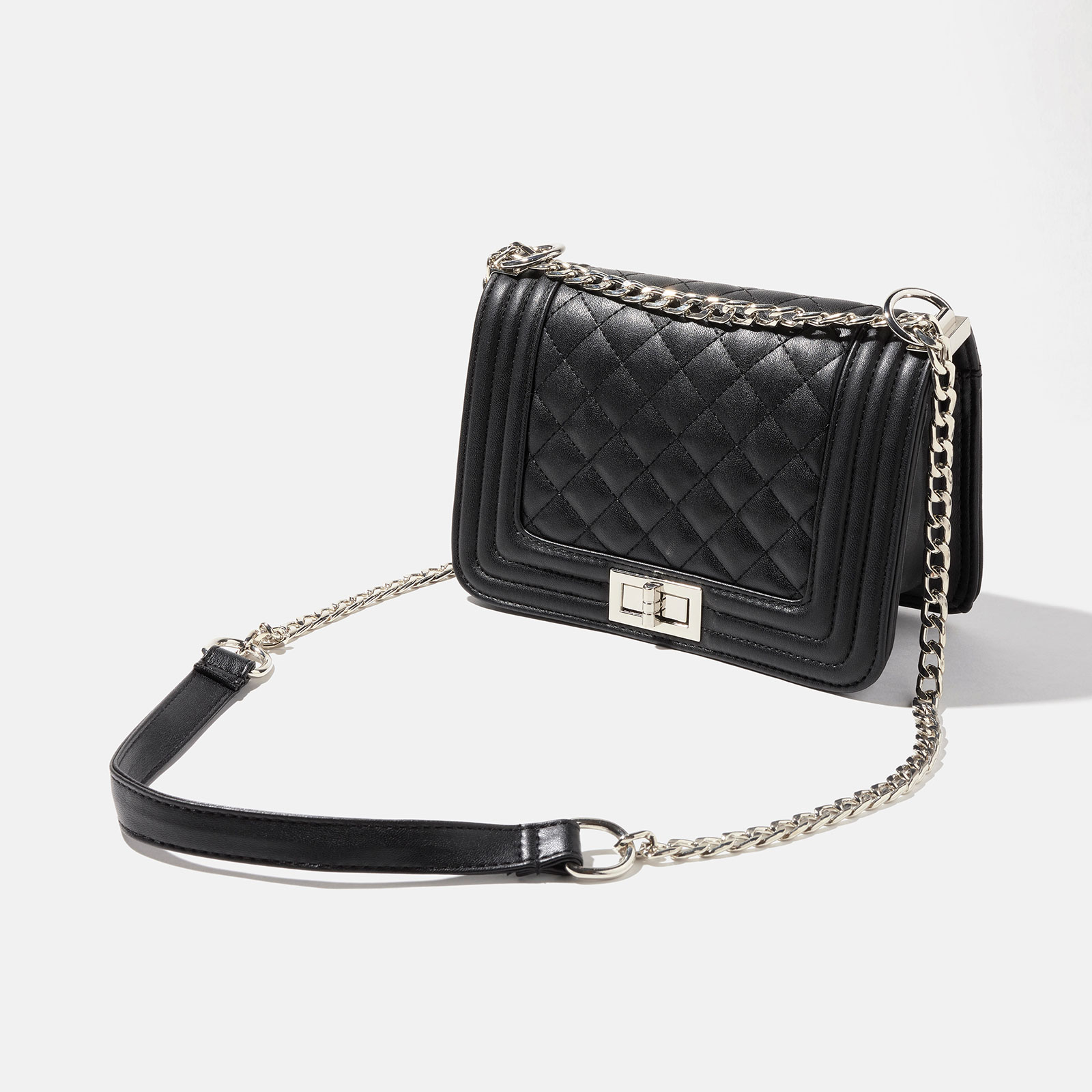 Svart väska - quiltad med kedja