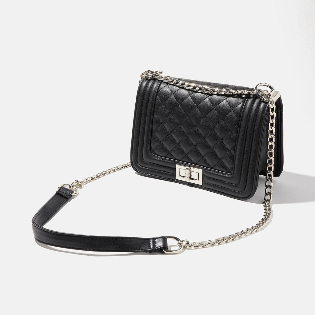 Svart väska - quiltad med kedja