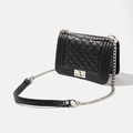 Svart väska - quiltad med kedja