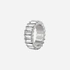 Silverfärgad ring med baguettformade stenar