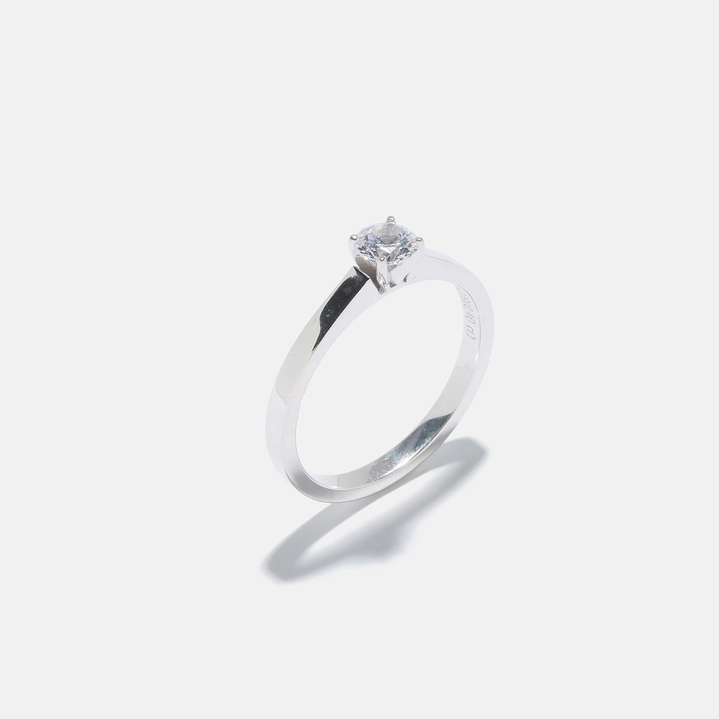 Ring Beatrice - 18k vitguld, labbodlad diamant 0,4 carat