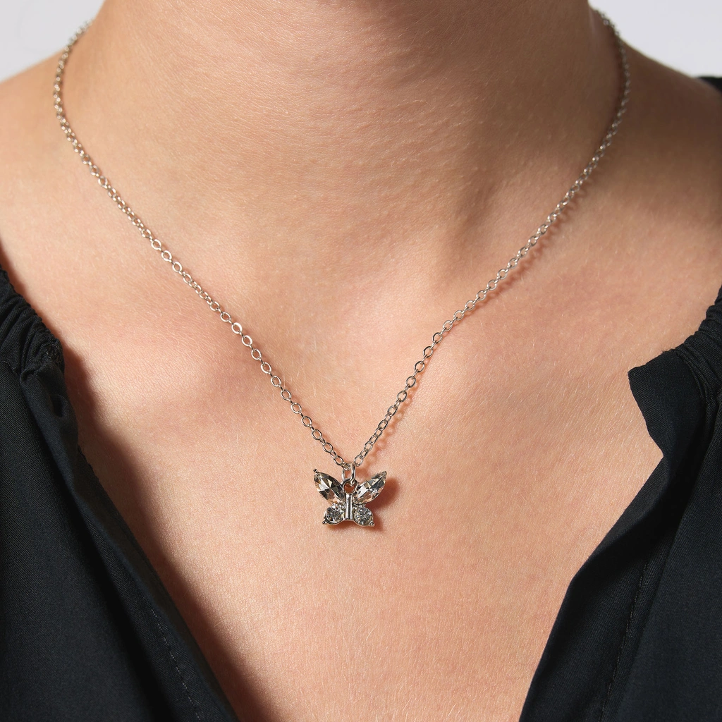 Silverfärgat halsband, fjäril