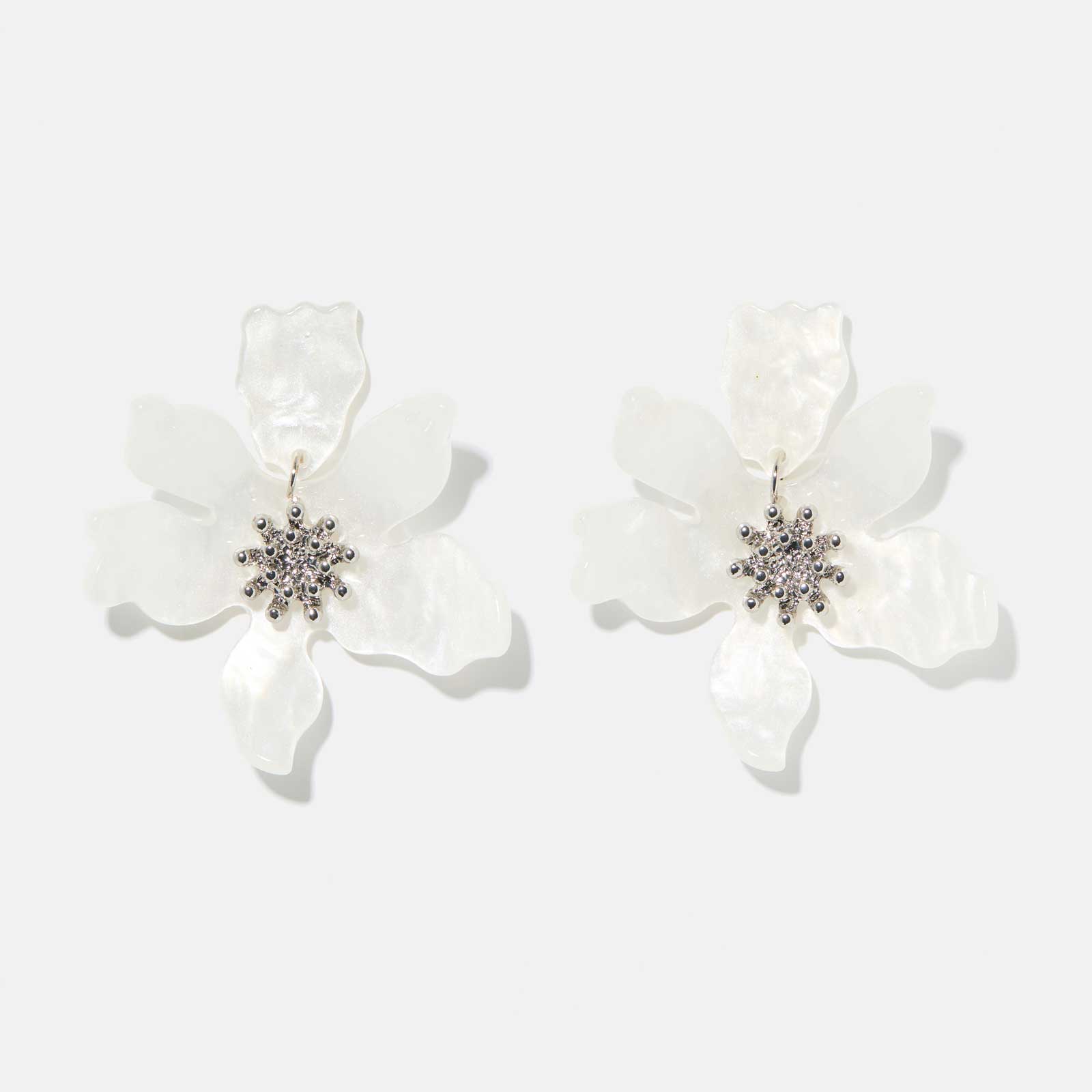 Örhängen vita skimrande blommor
