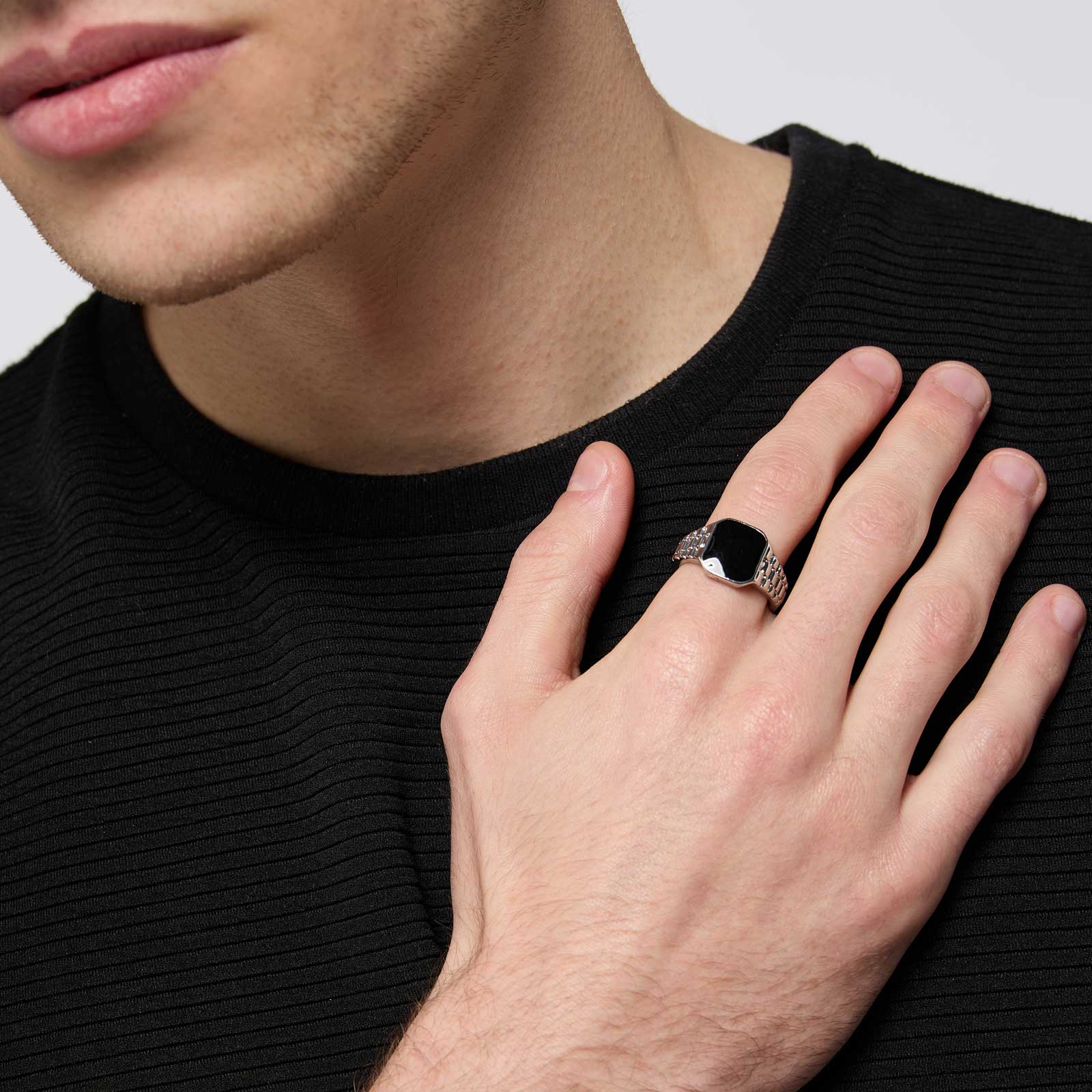 Silverfärgad klackring med svart klack