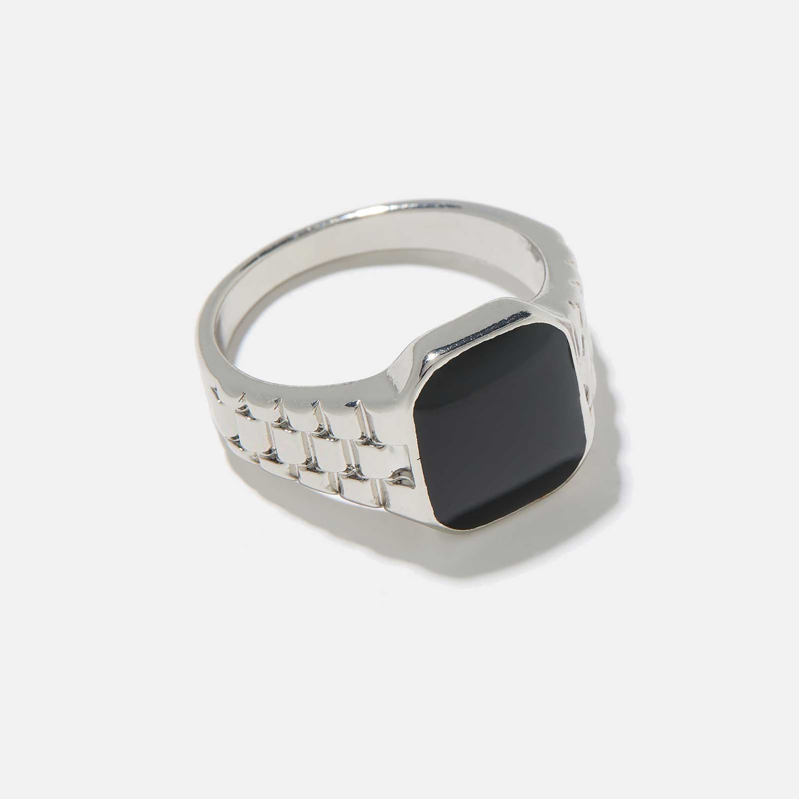 Silverfärgad klackring med svart klack