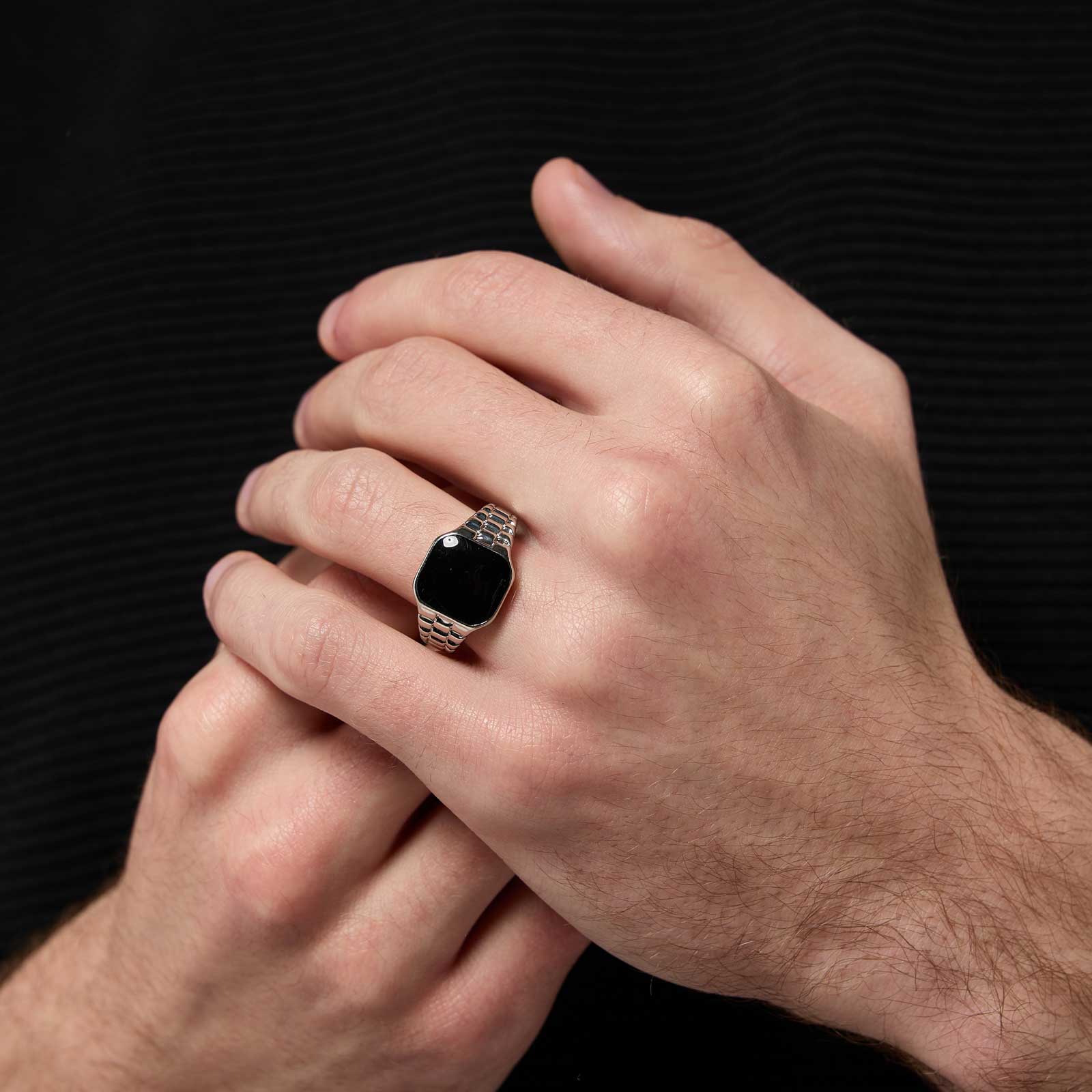 Silverfärgad klackring med svart klack