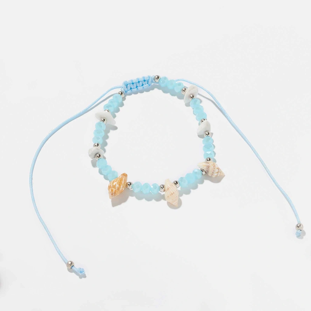 Ljusblå fotkedja med snäckor