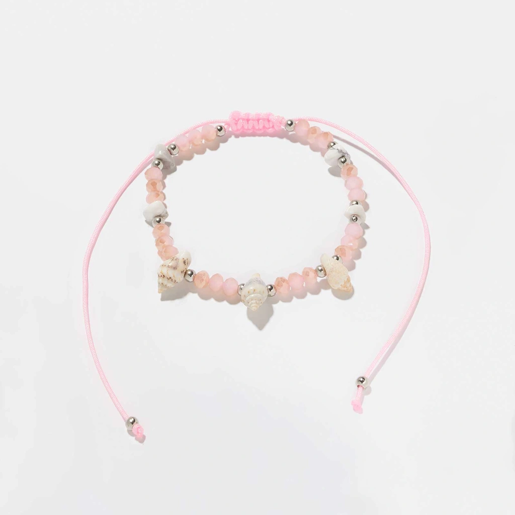 Rosa fotkedja med snäckor