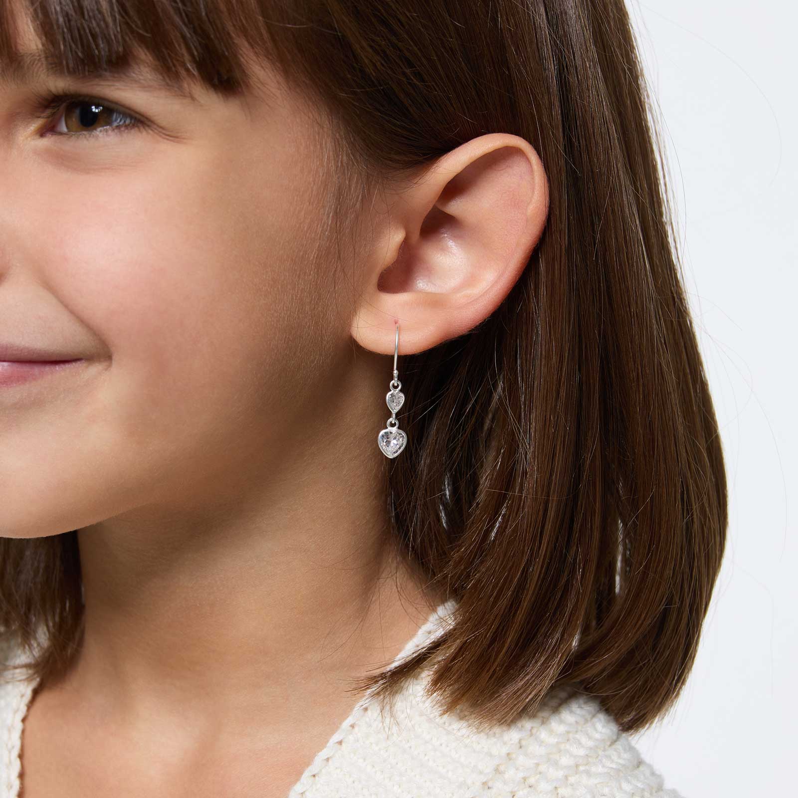 Silverörhängen för barn - hängande vita hjärtan