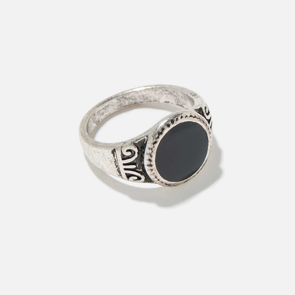 Silverfärgad ring med svart yta och mönster