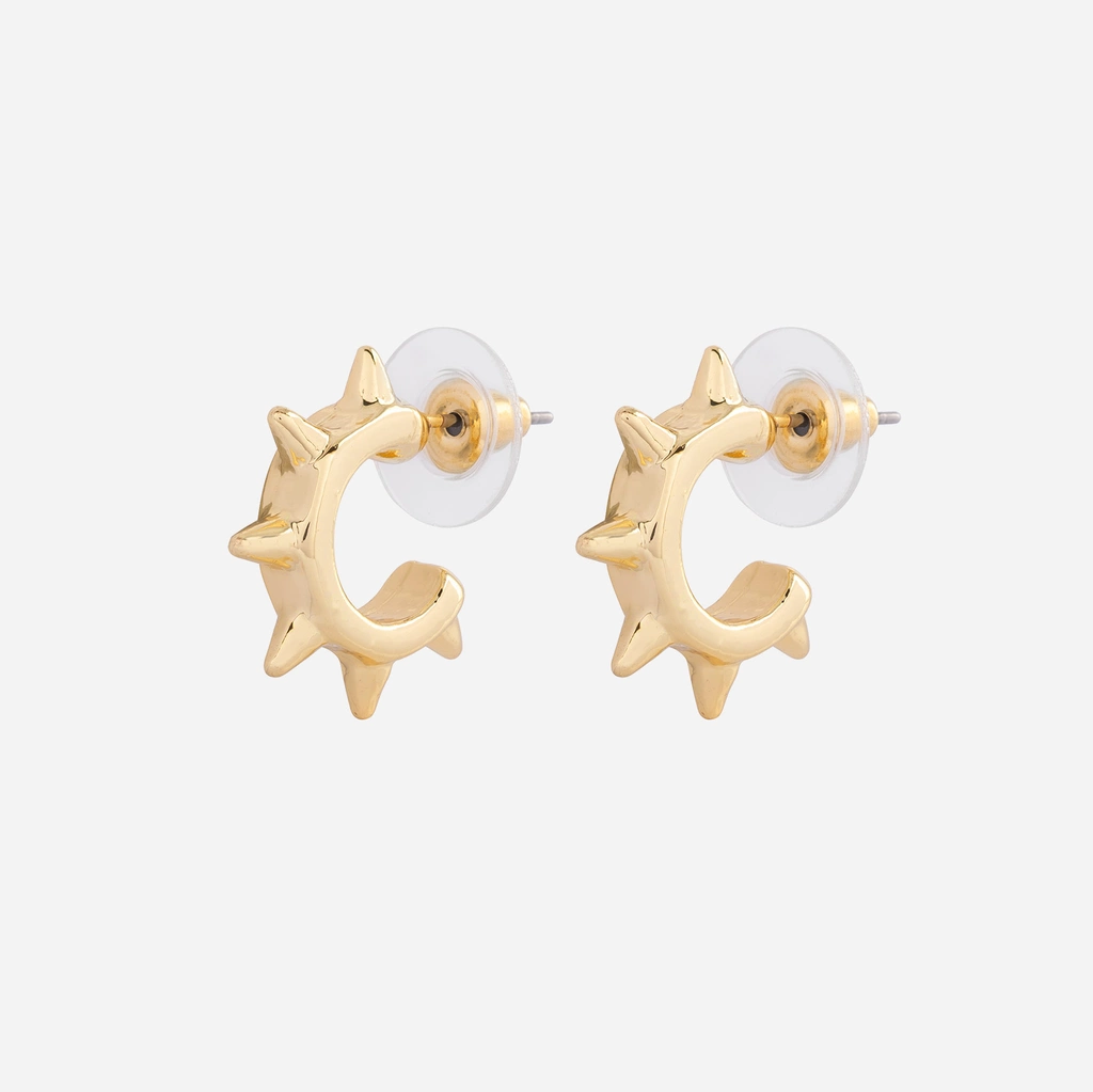 Guldfärgade örhängen - hoops med nitar, 9mm