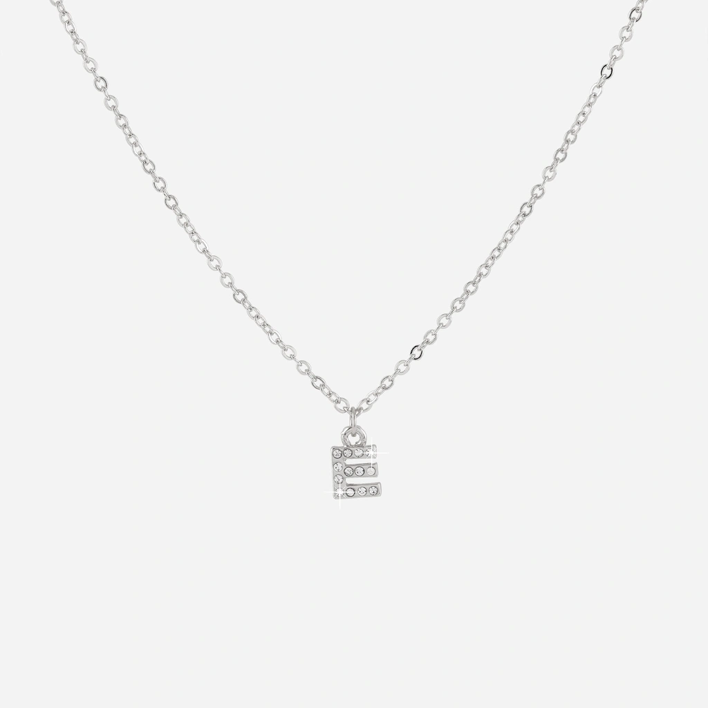 Silverfärgat halsband - bokstav E