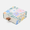 Presentask för större smycken - blommig 10x10x4 cm