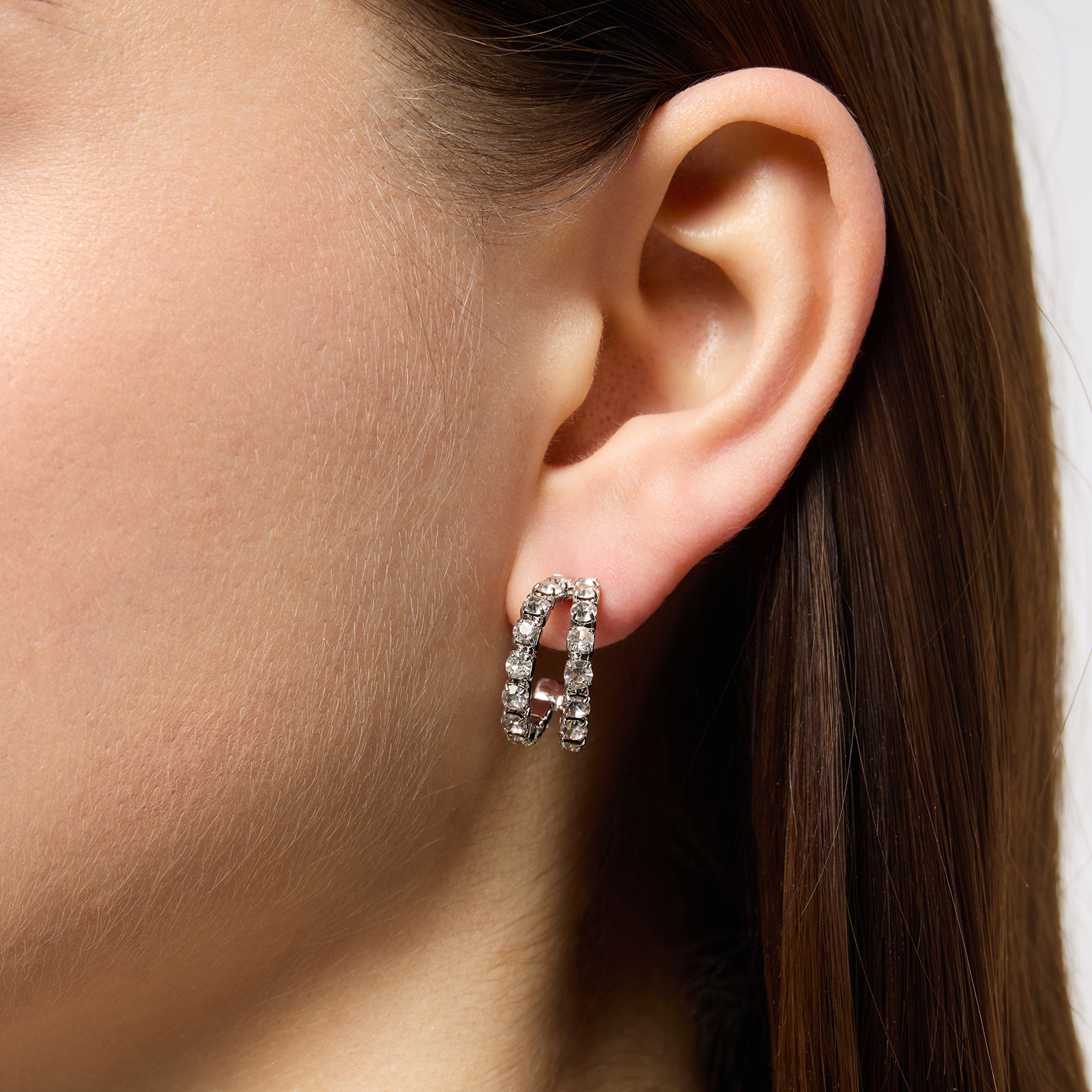 Silverfärgade örhängen, vita stenar - hoops 15 mm