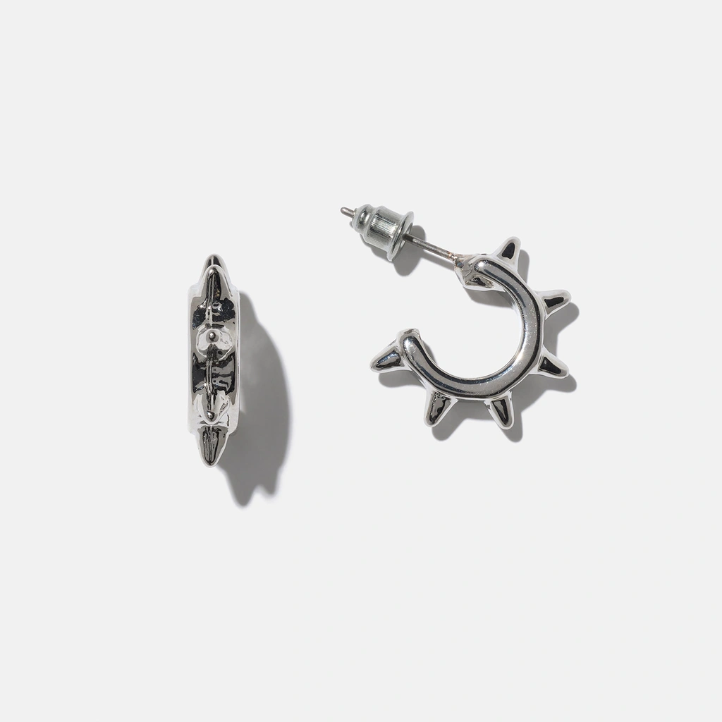 Silverfärgade örhängen - hoops med nitar, 9mm