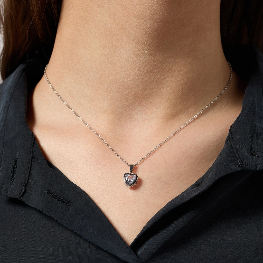 Silverfärgat halsband med hjärta