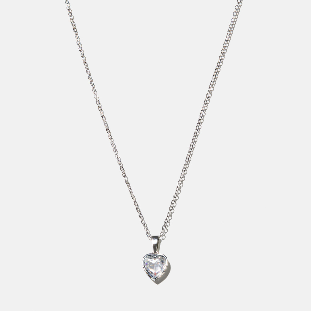 Silverfärgat halsband med hjärta
