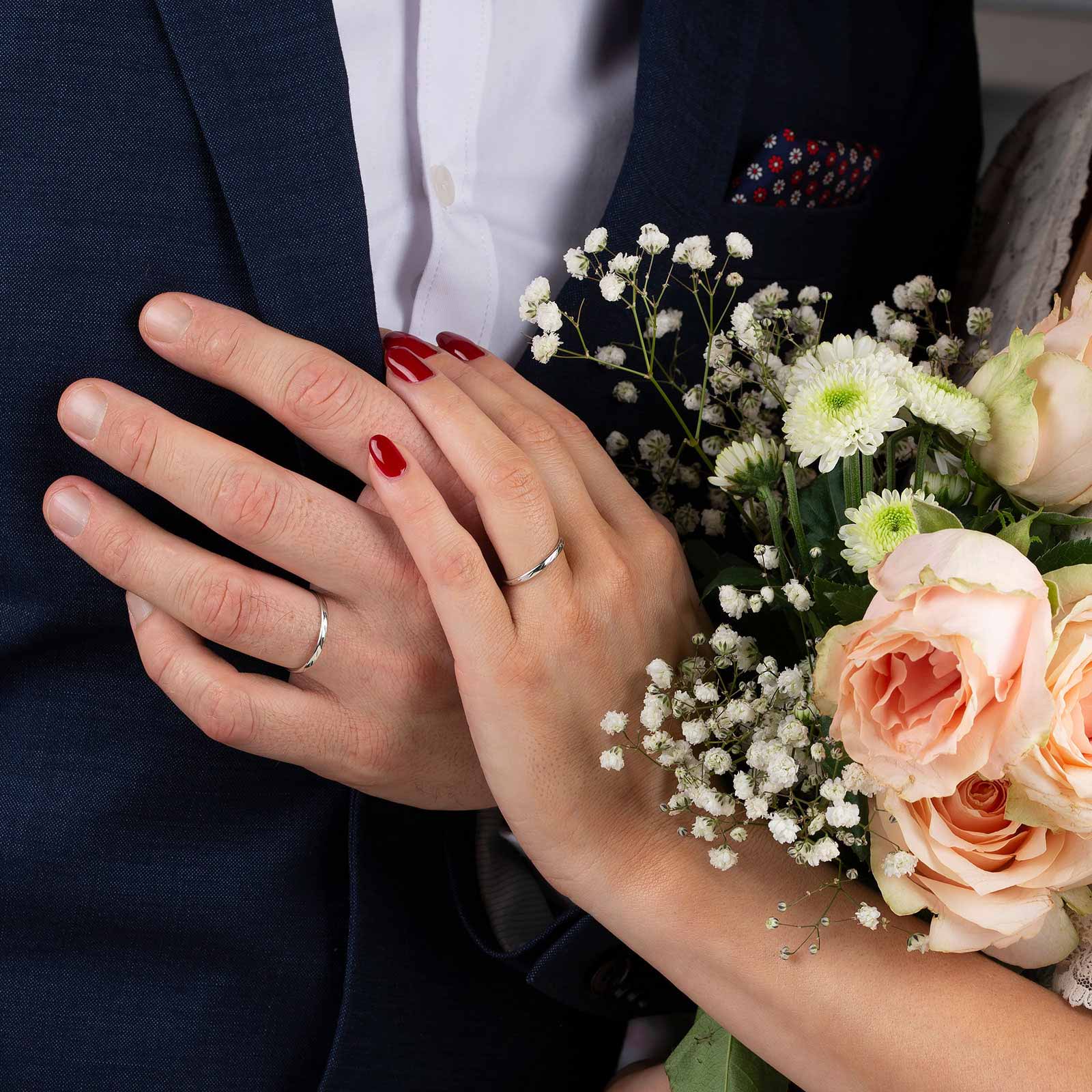 Förlovningsring 9k vitguld - mönstrad 2 mm / 1,1 mm