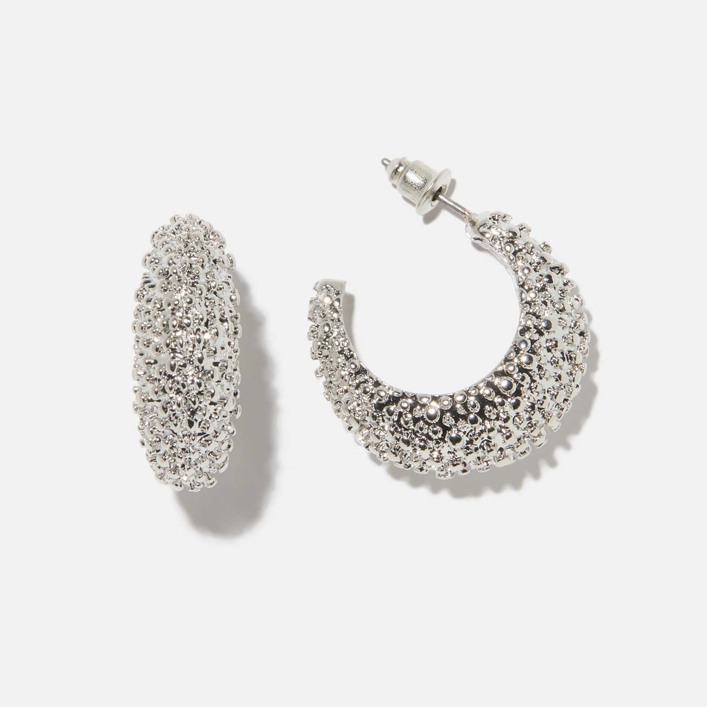 Silverfärgade örhängen -knottriga hoops, 16mm