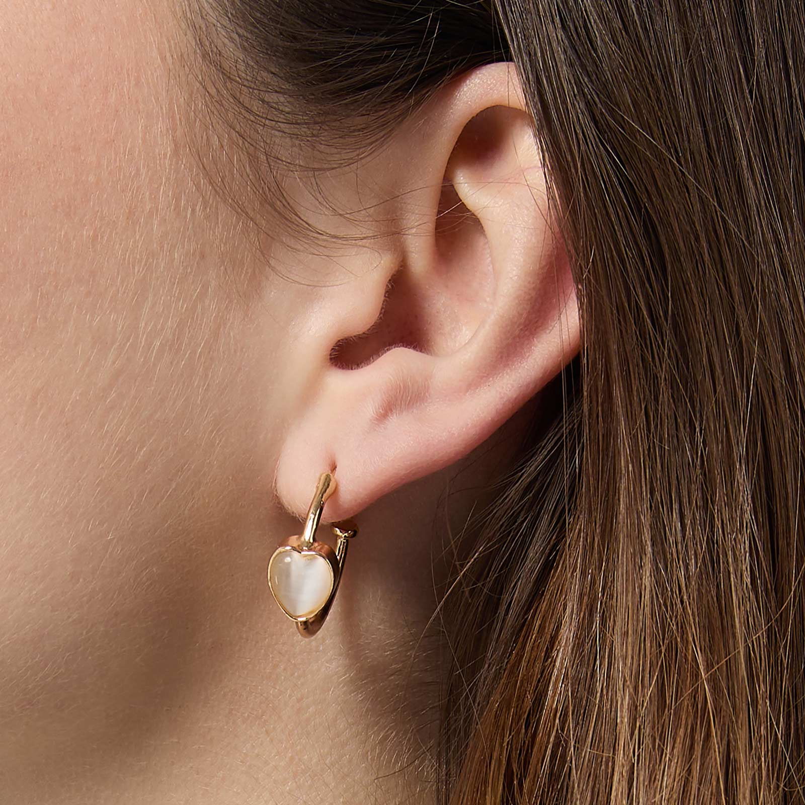 Guldfärgade örhängen - hoops med vita hjärtan, 17mm