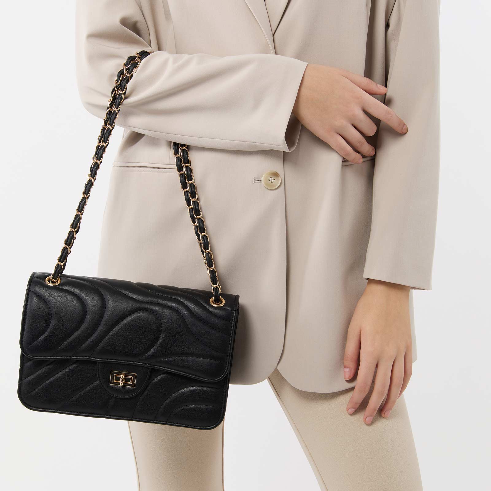 Svart mönstrad väska med axelband