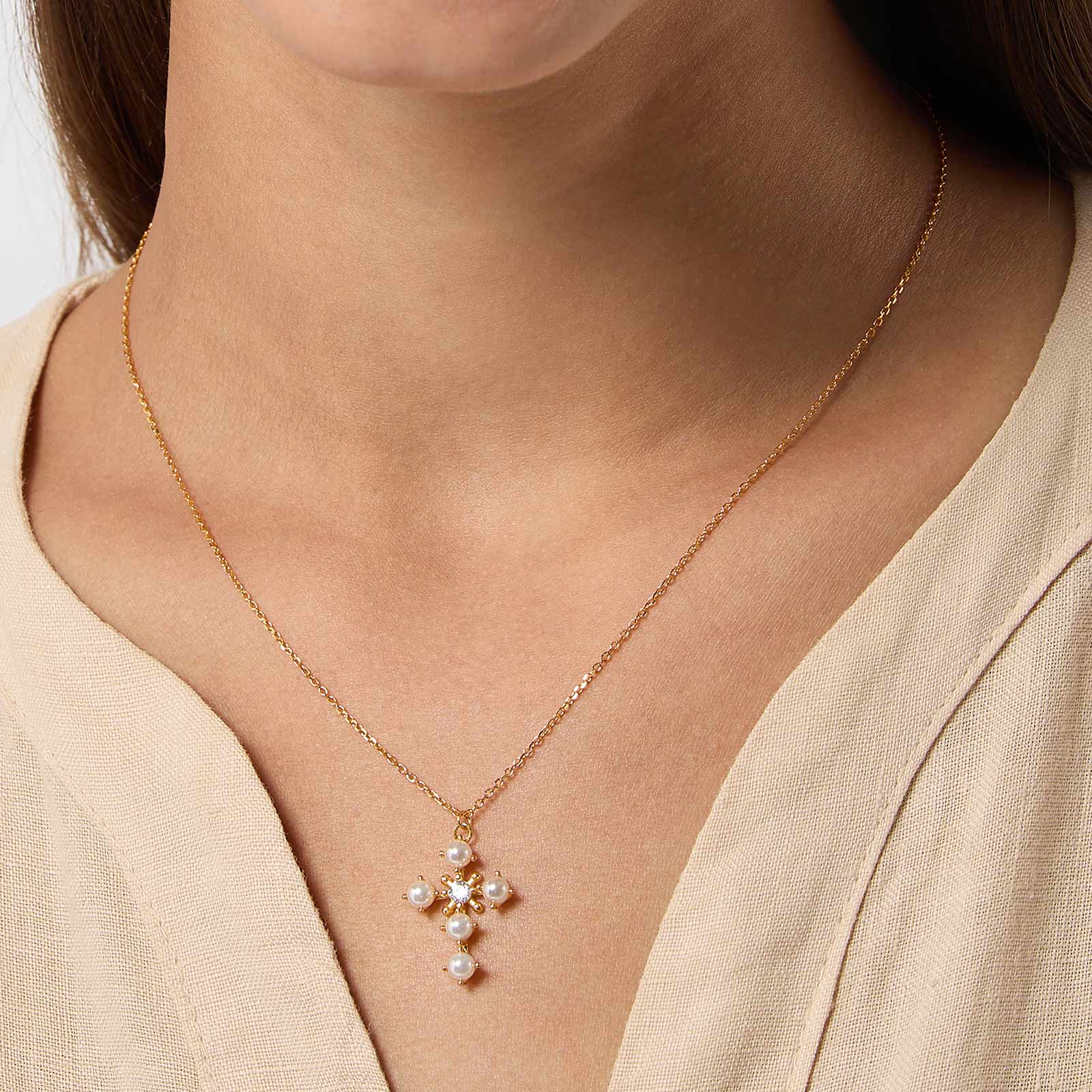 Guldpläterat halsband i äkta silver - kors med Shell Pearls