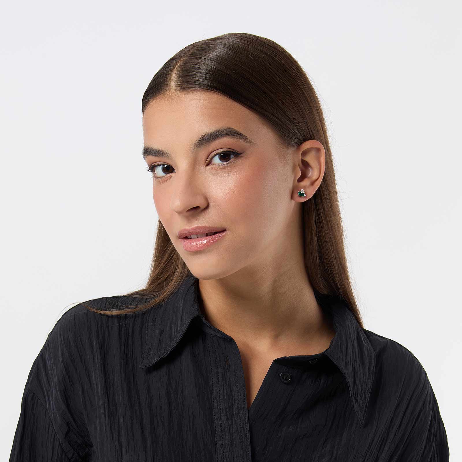 Studs i äkta silver -  Grön Zirkonia med hjärta