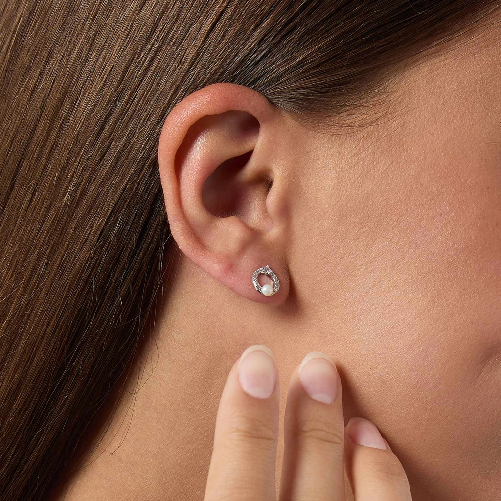 Örhängen i äkta silver - ringar med sötvattenpärla