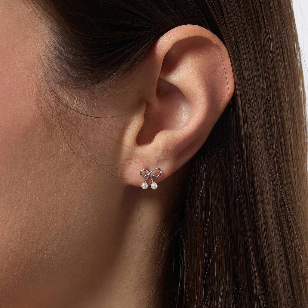 Örhängen i äkta silver - rosetter med sötvattenpärla