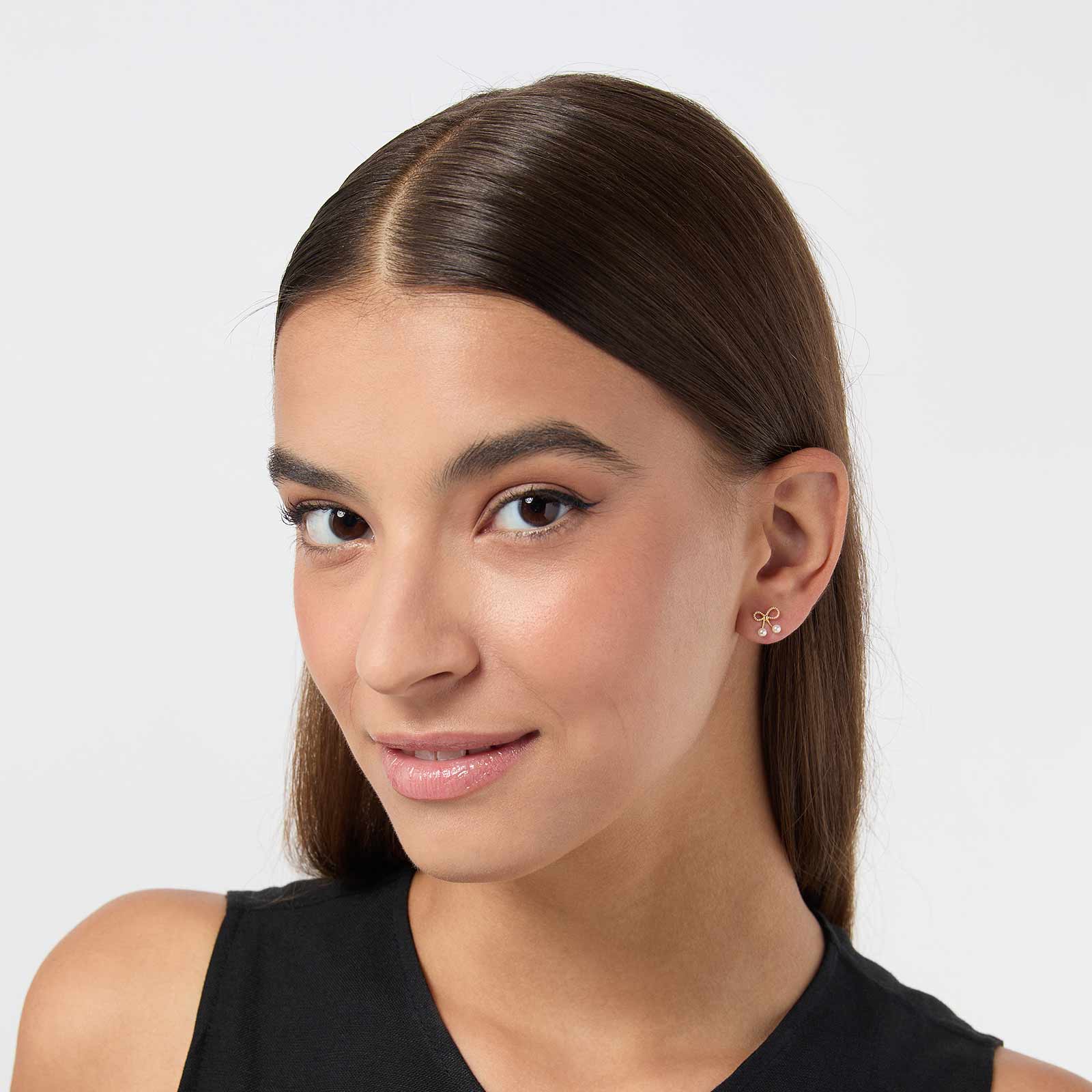 Guldpläterade örhängen i äkta silver - rosetter med sötvattenpärla