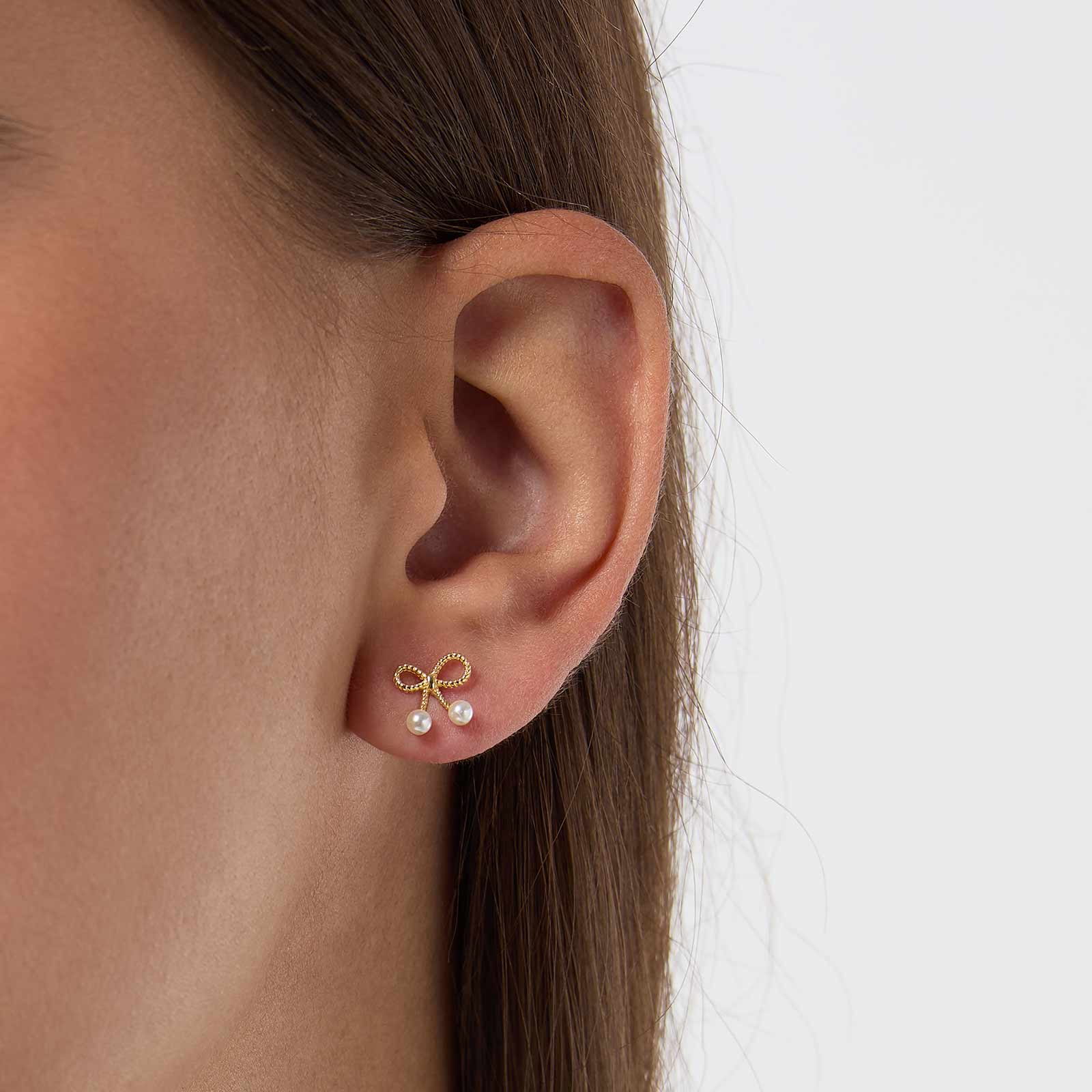 Guldpläterade örhängen i äkta silver - rosetter med sötvattenpärla