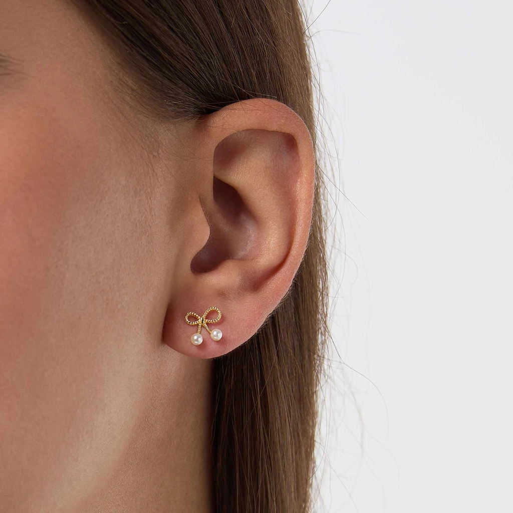 Guldpläterade örhängen i äkta silver - rosetter med sötvattenpärla