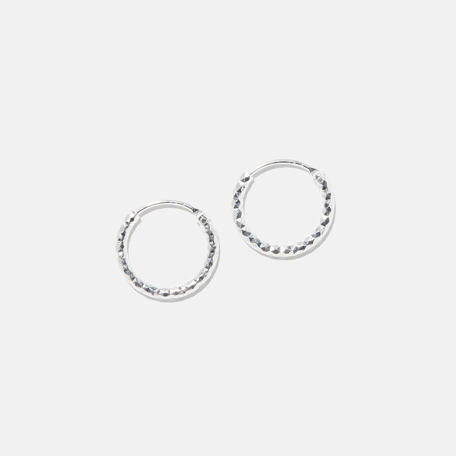 Örhängen i äkta silver - mönstrade hoops, 14mm