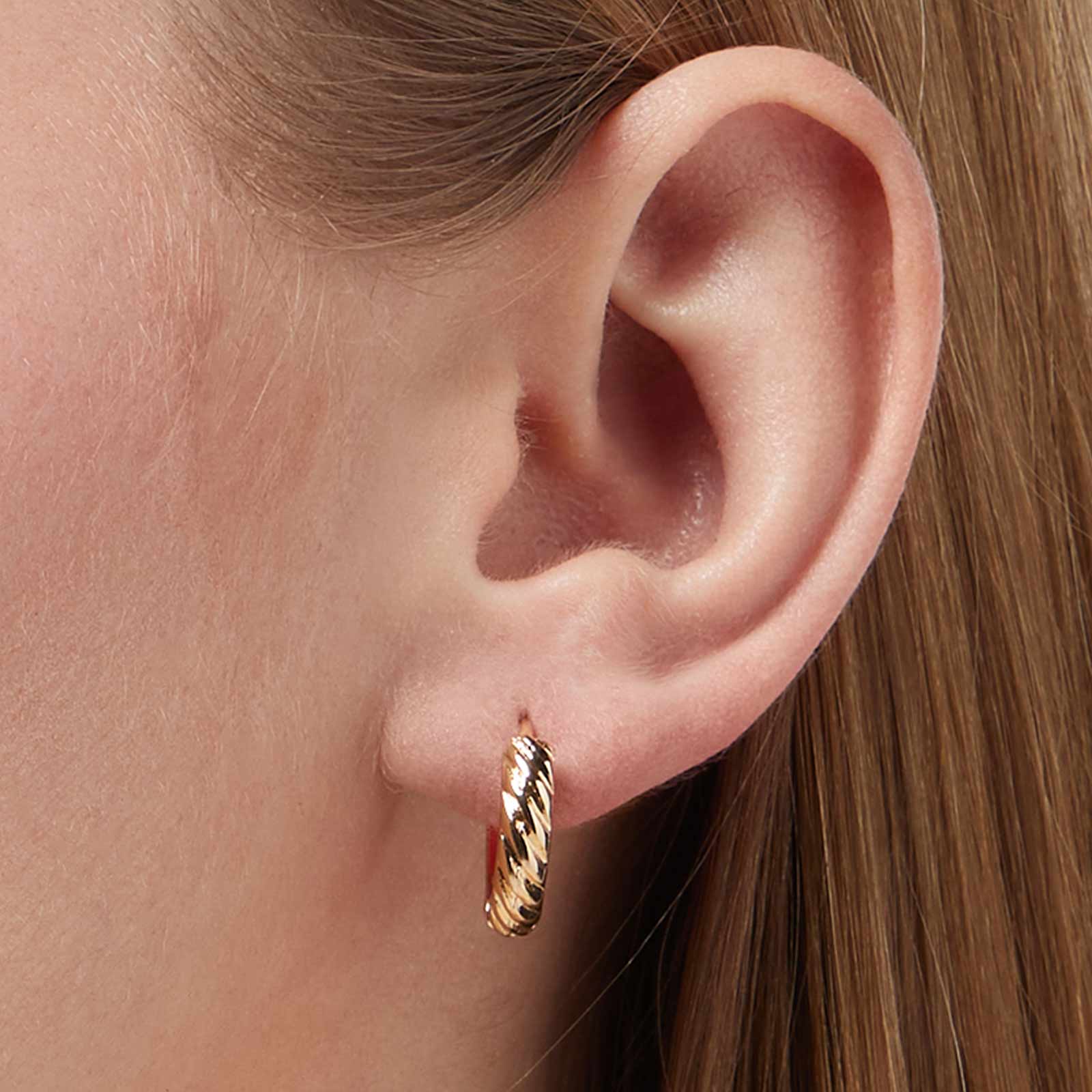 Guldfärgade örhängen - räfflade hoops, 10 mm