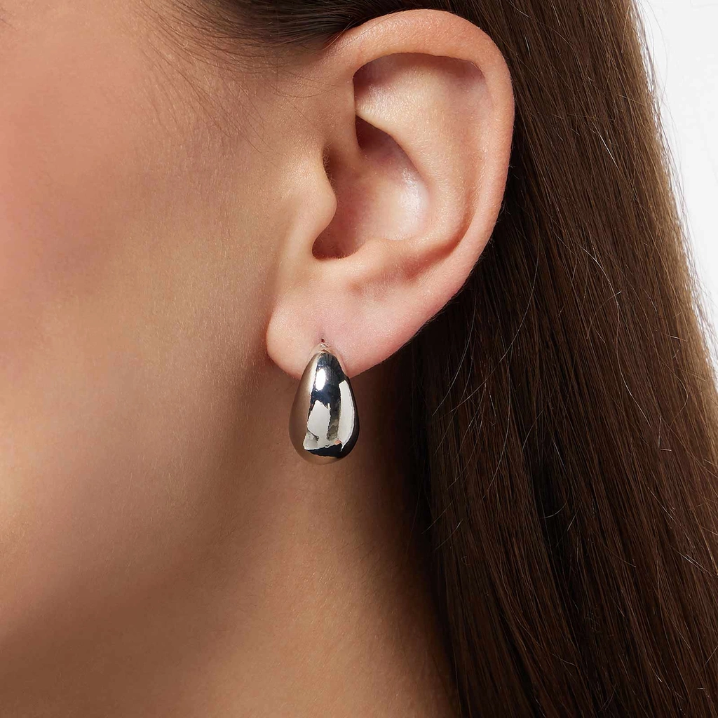 Silverfärgade örhängen - breda öppna hoops