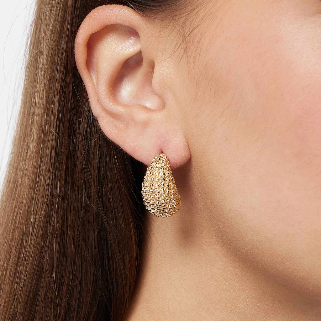 Guldfärgade örhängen - docerade hoops med struktur