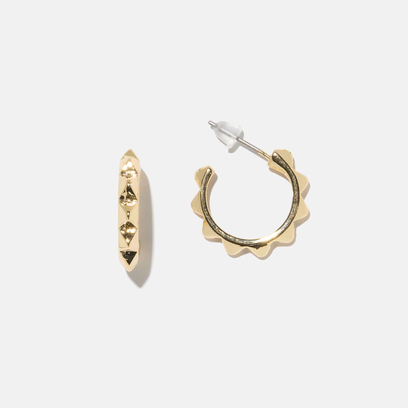 Guldfärgade örhängen - hoops med nitar, 15mm