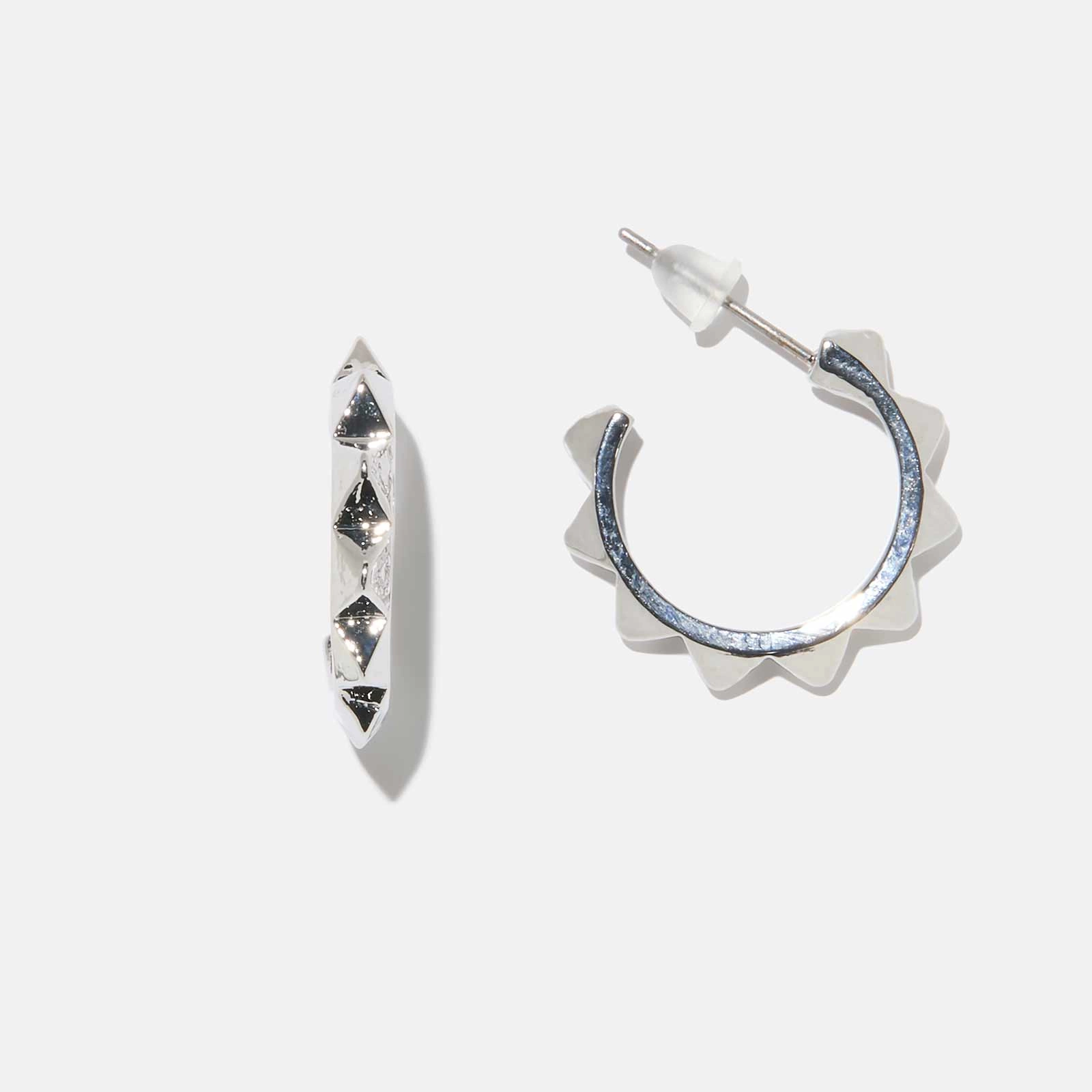 Silverfärgade örhängen - hoops med nitar, 15mm