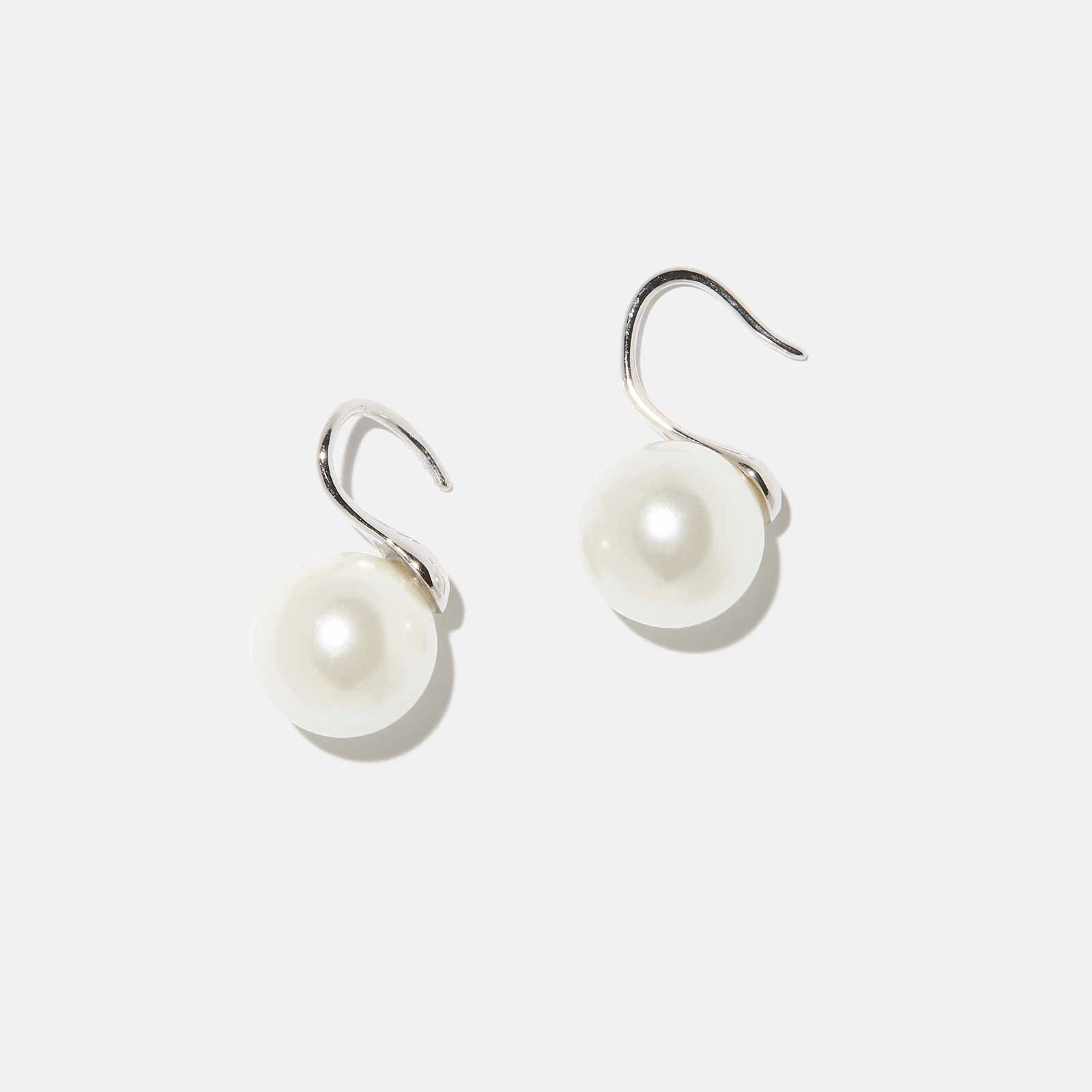 Örhängen i äkta silver - bågar, vita Shell Pearls