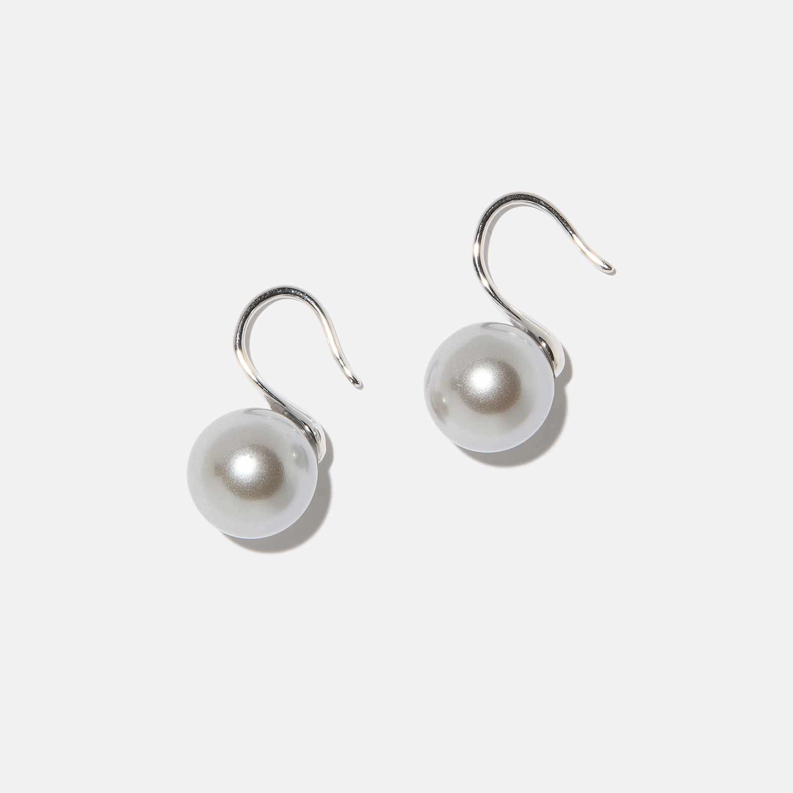 Örhängen i äkta silver - bågar, grå Shell Pearls