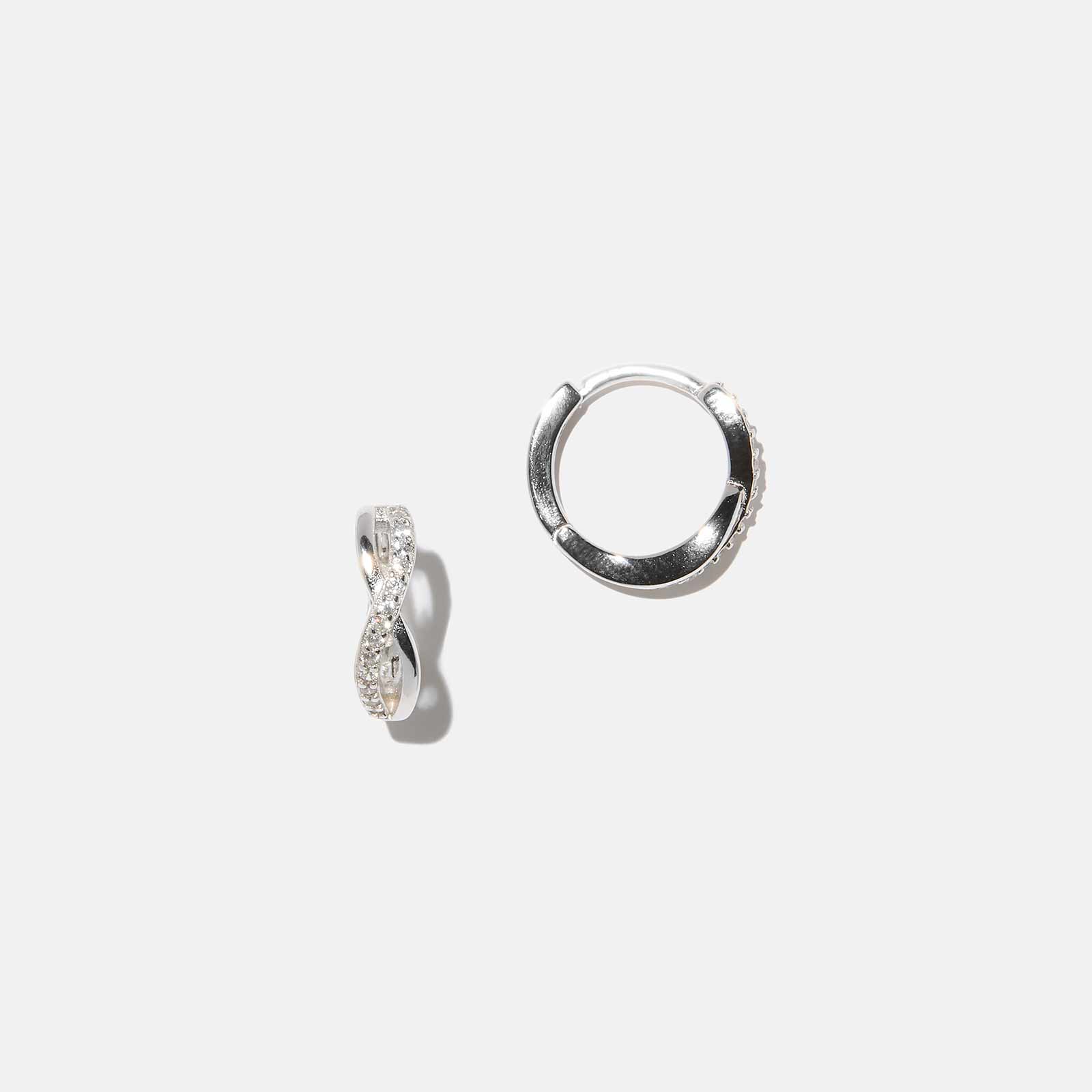 Örhängen i äkta silver - infinity vita stenar, 12mm